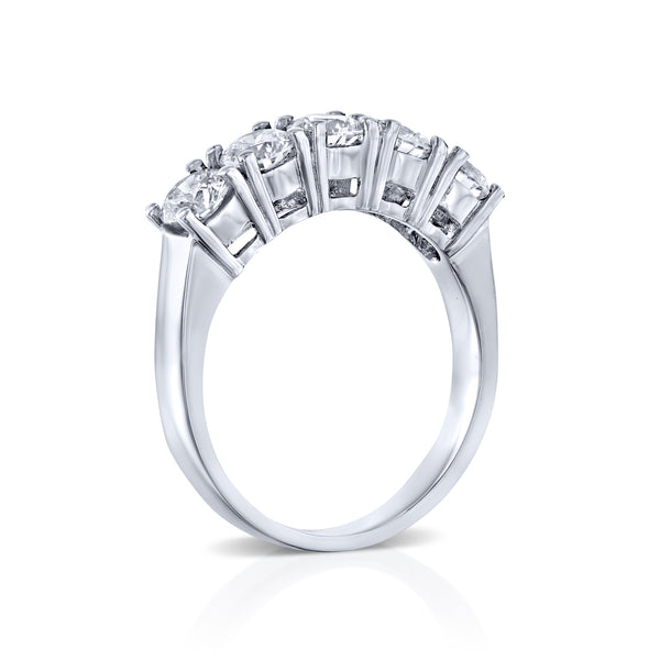 טבעת שורה מזהב לבן המשובצת 5 יהלומים עגולים במראה אלגנטי ומרשים