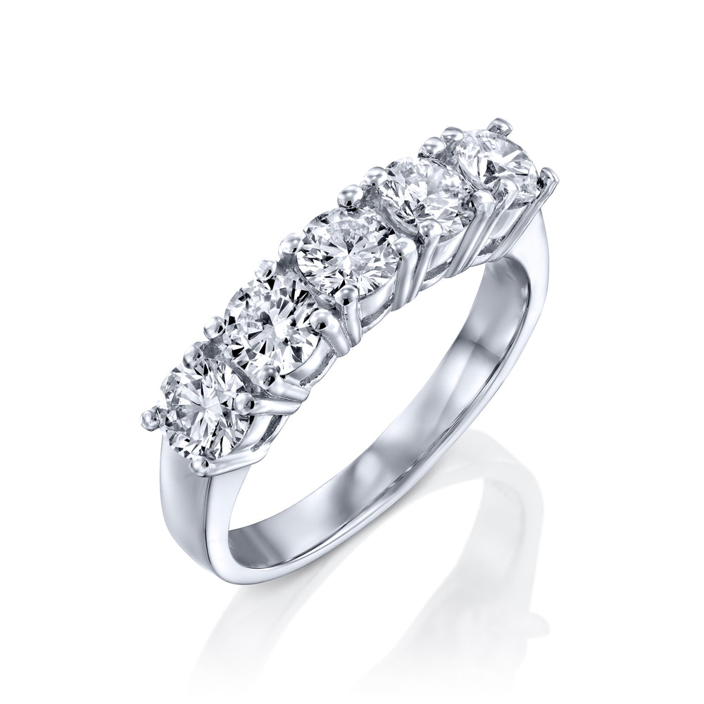 טבעת שורה מזהב לבן המשובצת 5 יהלומים עגולים במראה אלגנטי ומרשים