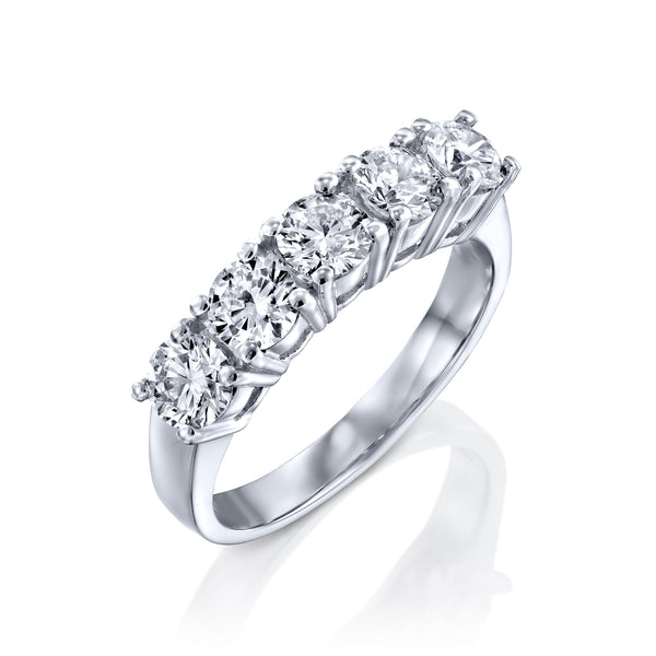 טבעת שורה מזהב לבן המשובצת 5 יהלומים עגולים במראה אלגנטי ומרשים