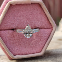 טבעת יהלום מעבדה טיפה ושני טייפרים