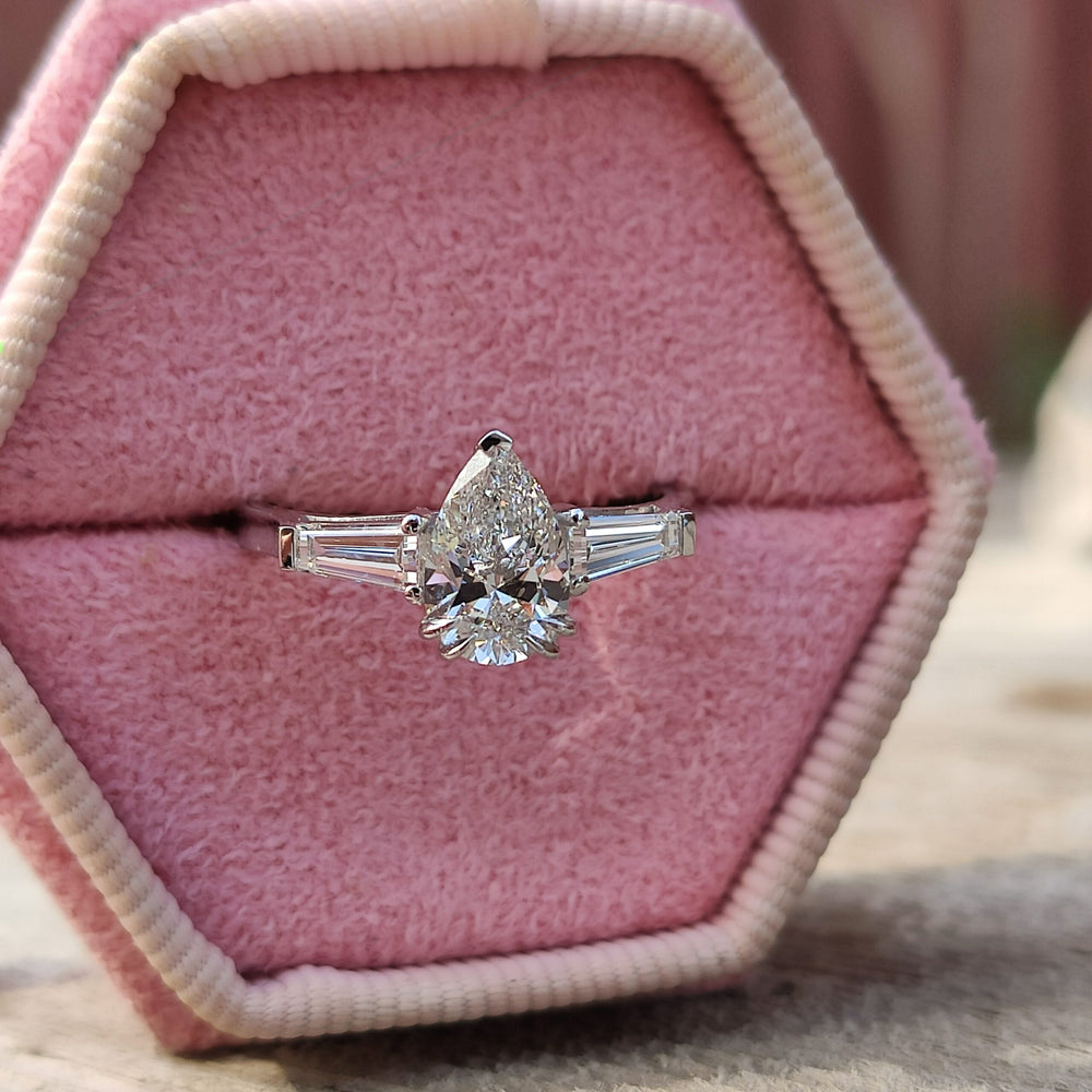 טבעת יהלום מעבדה טיפה וטייפרים בצהוב