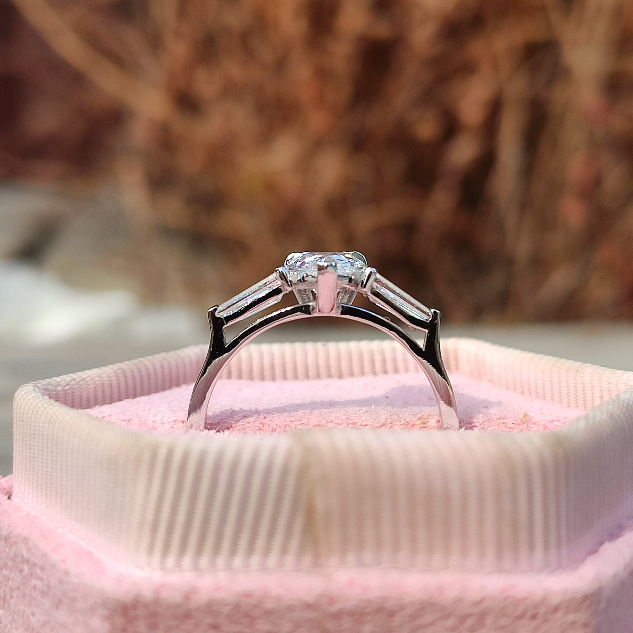 טבעת יהלום מעבדה טיפה ושני טייפרים