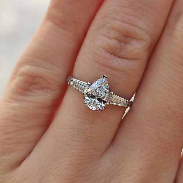 טבעת יהלום מעבדה טיפה ושני טייפרים