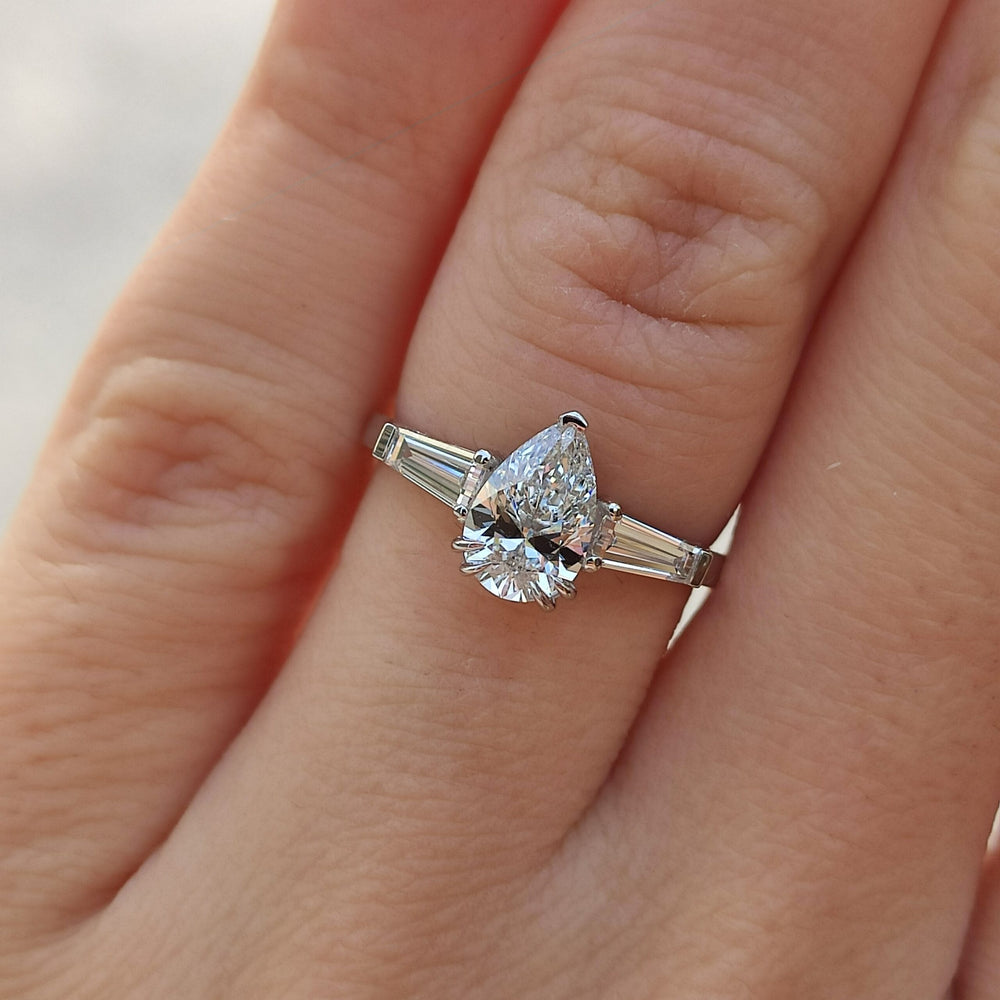 טבעת יהלום מעבדה טיפה וטייפרים בצהוב