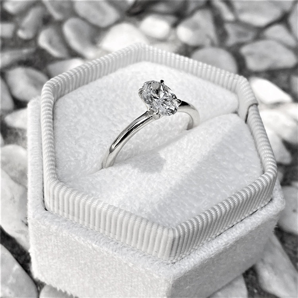 טבעת יהלום אובל "אריאנה" זהב לבן