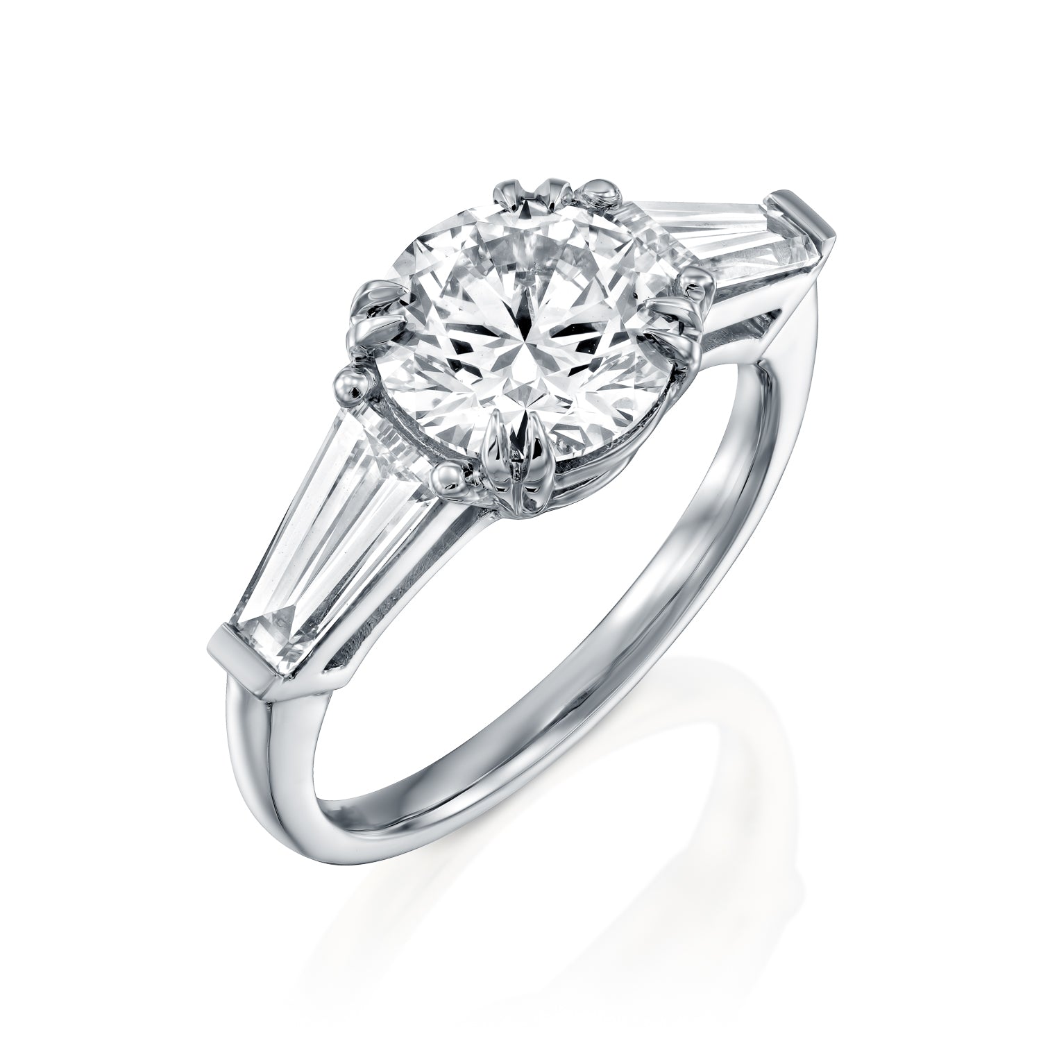 טבעת יהלום עגול וטייפרים בזהב לבן בעיצוב קלאסי