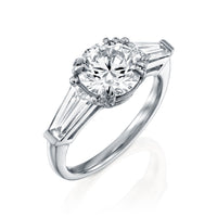 טבעת יהלום עגול וטייפרים בזהב לבן בעיצוב קלאסי