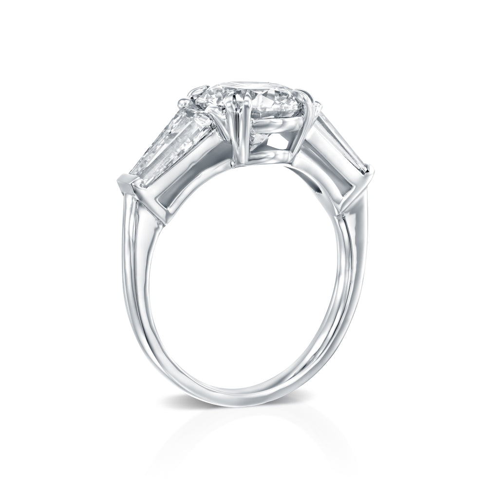 טבעת יהלום עגול וטייפרים בזהב לבן בעיצוב קלאסי