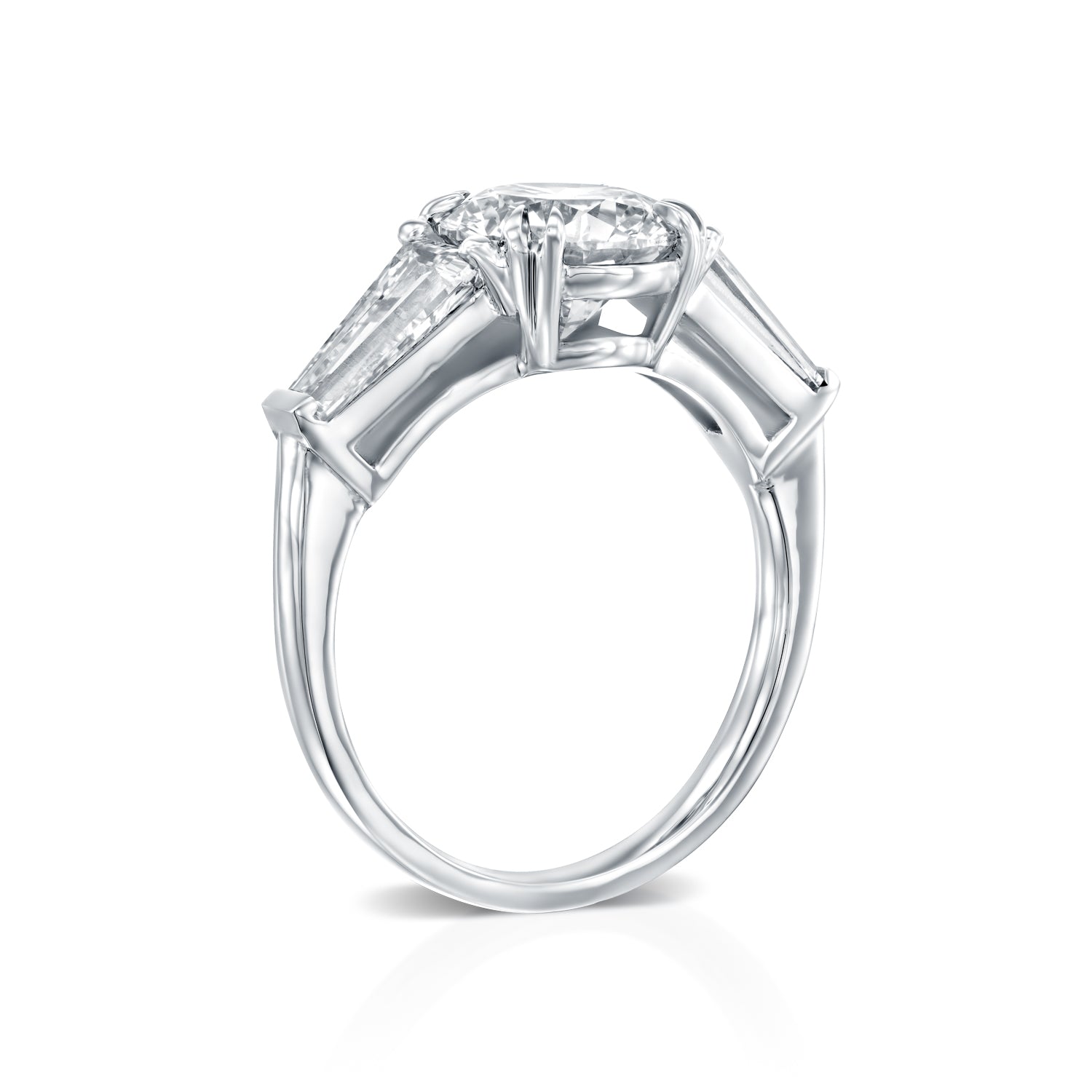 טבעת יהלום עגול וטייפרים בזהב לבן בעיצוב קלאסי