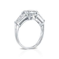 טבעת יהלום עגול וטייפרים בזהב לבן בעיצוב קלאסי