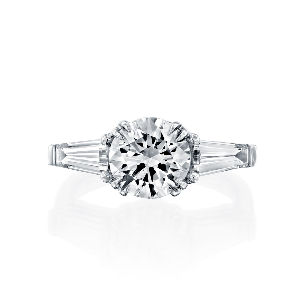 טבעת יהלום עגול וטייפרים בזהב לבן בעיצוב קלאסי