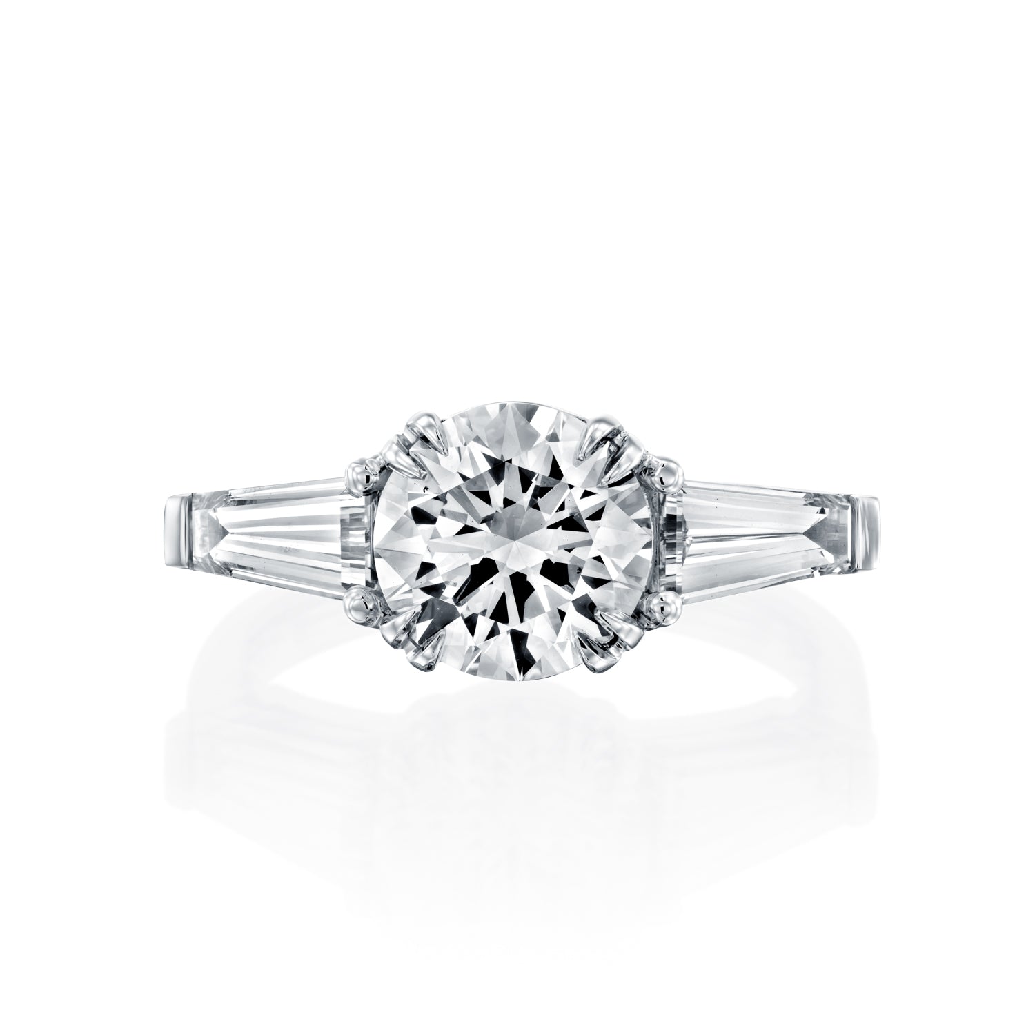 טבעת יהלום עגול וטייפרים בזהב לבן בעיצוב קלאסי