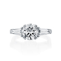 טבעת יהלום עגול וטייפרים בזהב לבן בעיצוב קלאסי