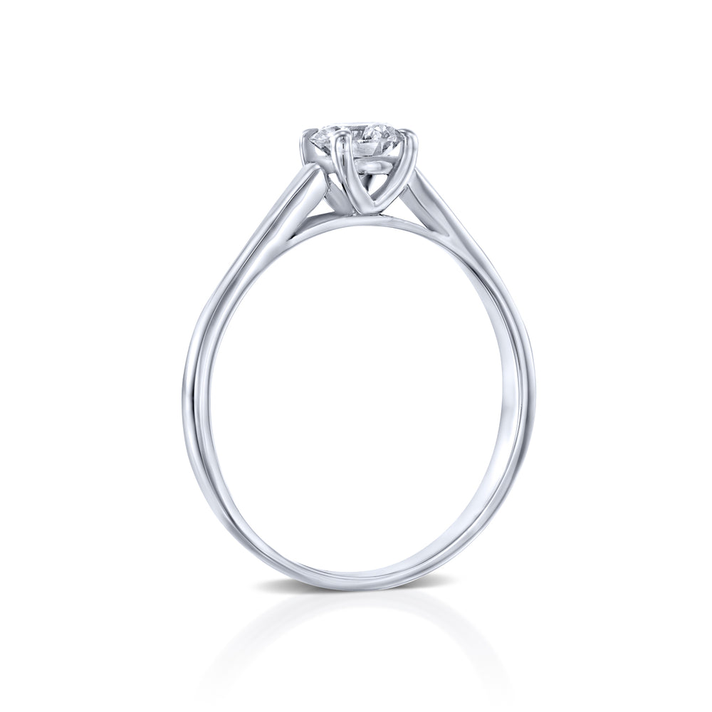 טבעת זהב לבן סוליטר קלואי המשובצת יהלום בעיצוב מאוד קלאסי ועדין