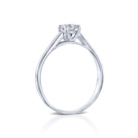 טבעת זהב לבן סוליטר קלואי המשובצת יהלום בעיצוב מאוד קלאסי ועדין