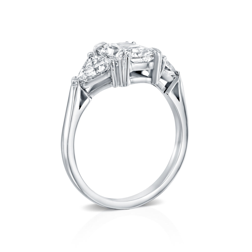 טבעת אירוסין 3 יהלומים אובל ומשולשים מזהב לבן