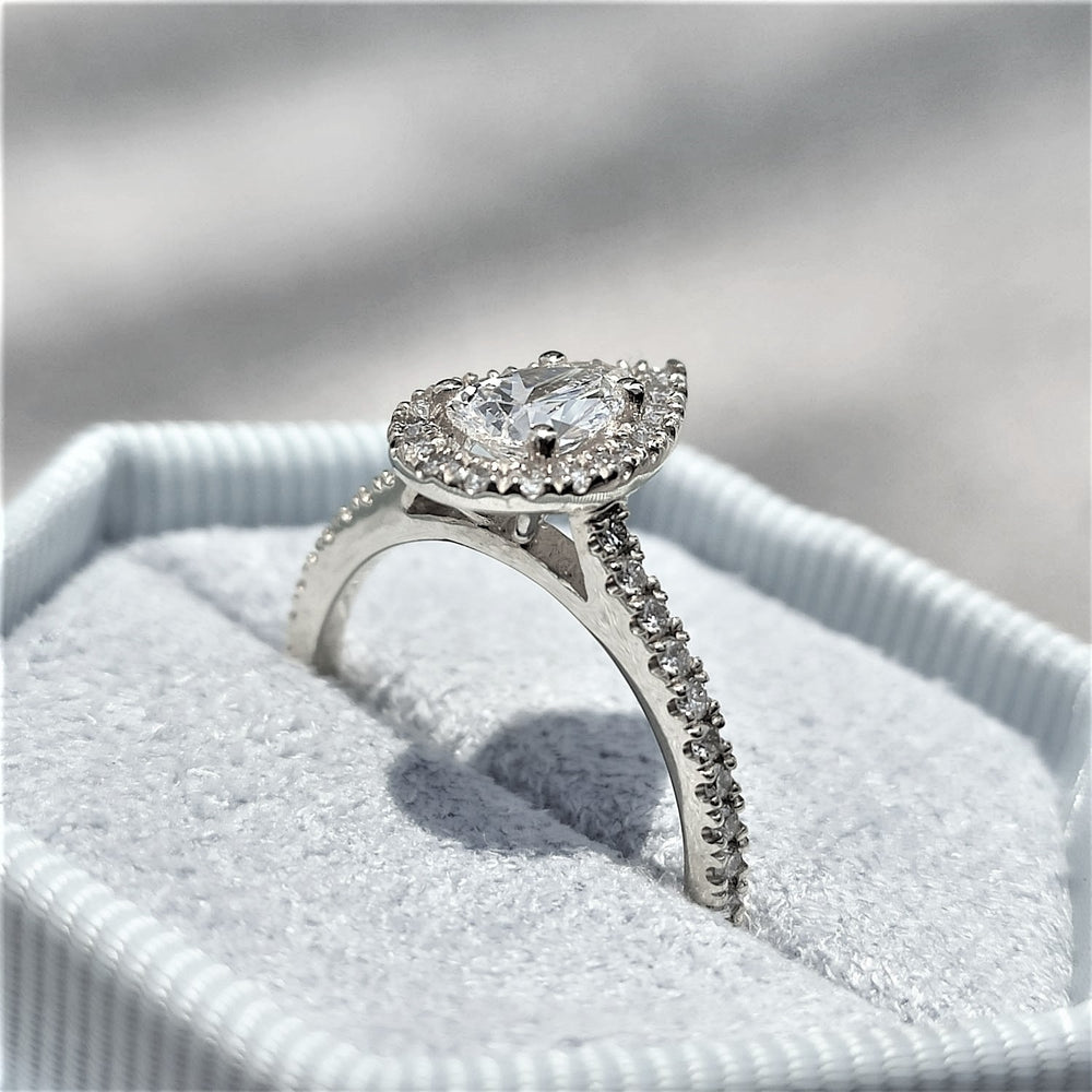 טבעת אירוסין "מלאני" יהלום טיפה זהב לבן