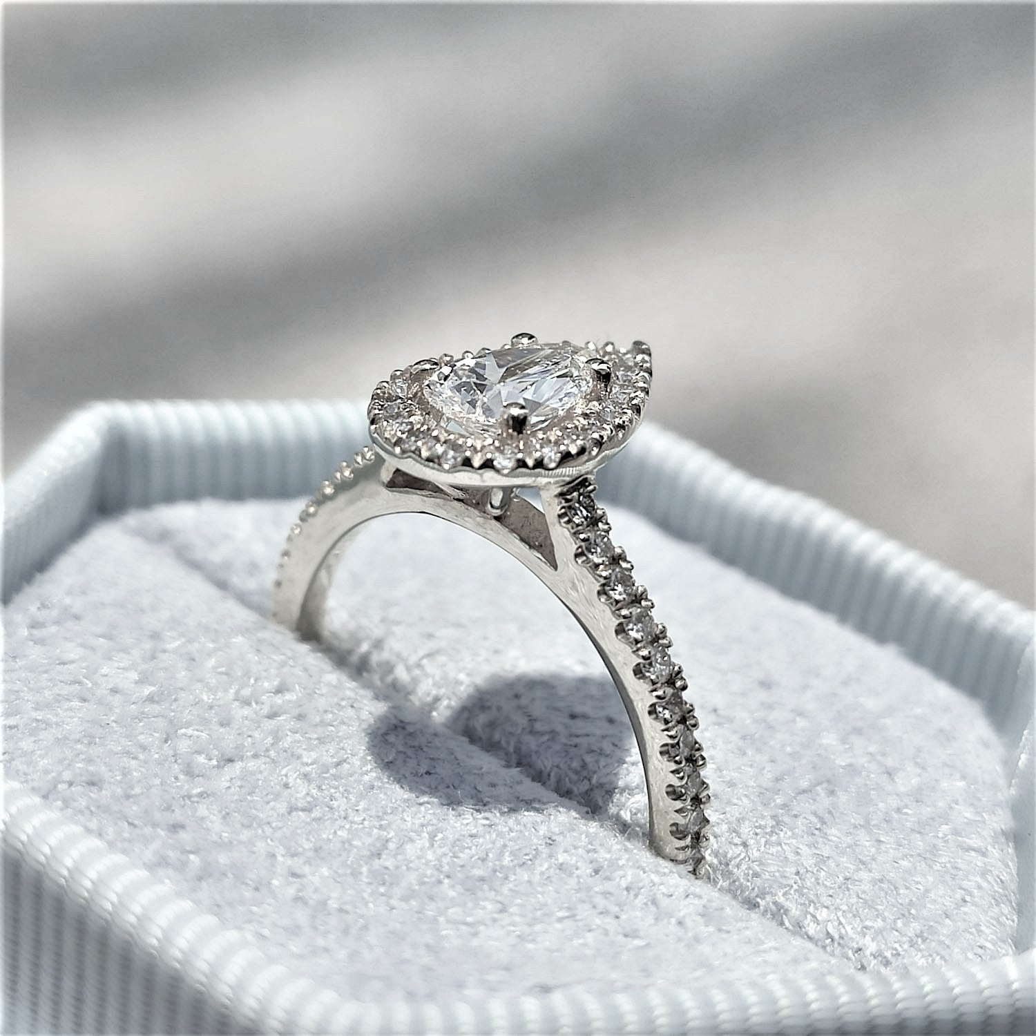 טבעת אירוסין "מלאני" יהלום טיפה זהב לבן