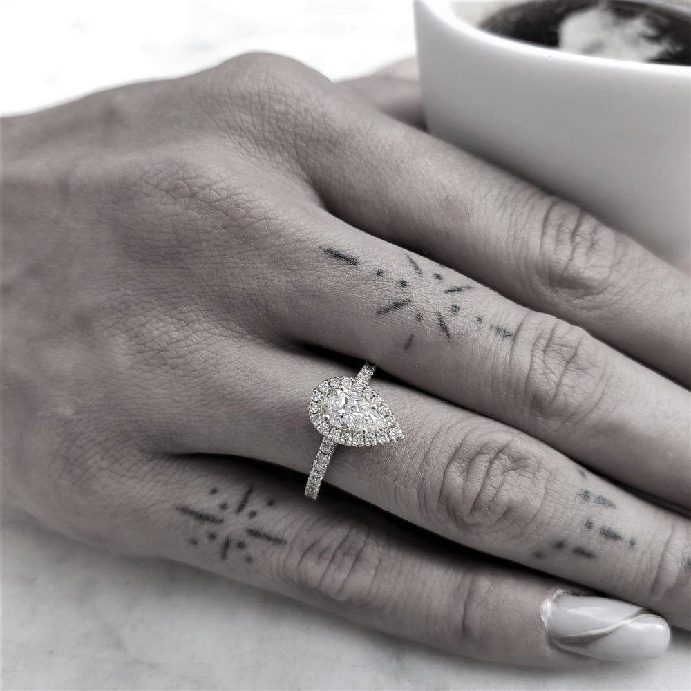 טבעת אירוסין "מלאני" יהלום טיפה זהב לבן