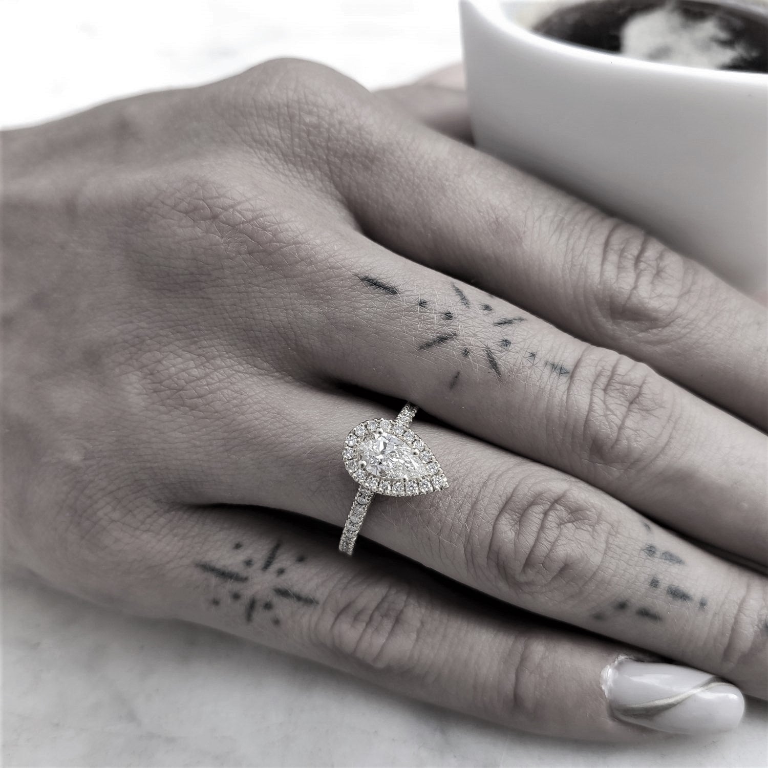 טבעת אירוסין "מלאני" יהלום טיפה זהב לבן