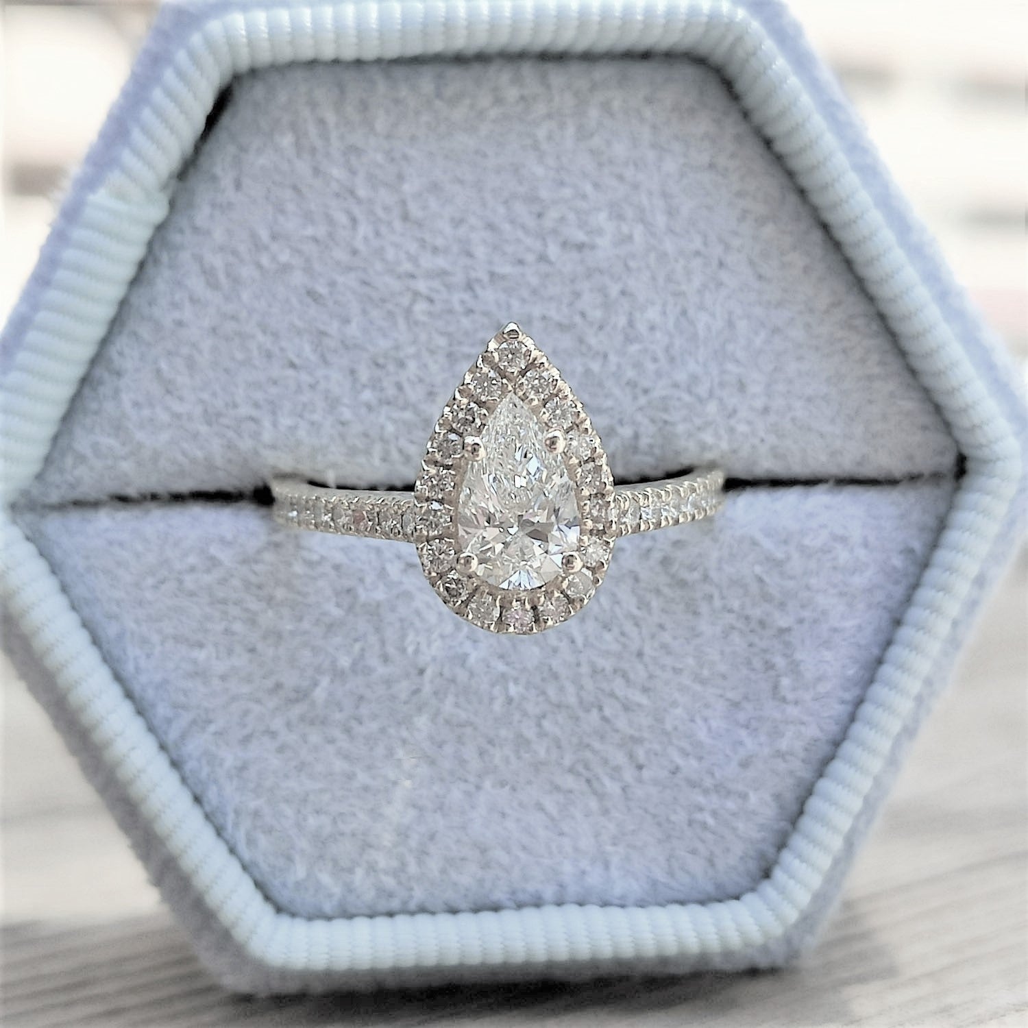 טבעת אירוסין "מלאני" יהלום טיפה זהב לבן