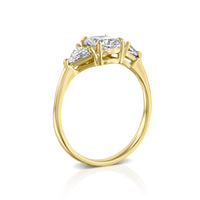 טבעת זהב צהוב עם יהלום קושיין ומשולשים בעיצוב אלגנטי