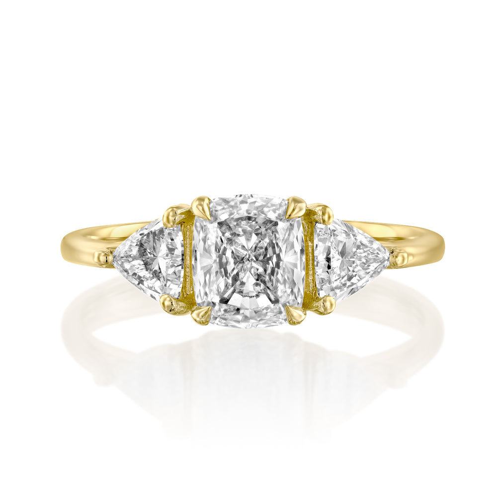 טבעת זהב צהוב עם יהלום קושיין ומשולשים בעיצוב אלגנטי