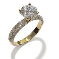 טבעת אירוסין קיי מזהב צהוב משובצת יהלום מעבדה מרכזי ויהלומי צד נוצצים בעיצוב יוקרתי