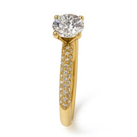 טבעת אירוסין קיי מזהב צהוב משובצת יהלום מעבדה מרכזי ויהלומי צד נוצצים בעיצוב יוקרתי