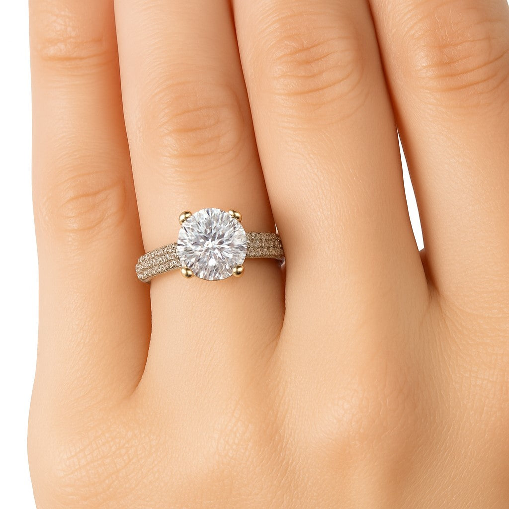 טבעת אירוסין קיי מזהב צהוב משובצת יהלום מעבדה מרכזי ויהלומי צד נוצצים בעיצוב יוקרתי