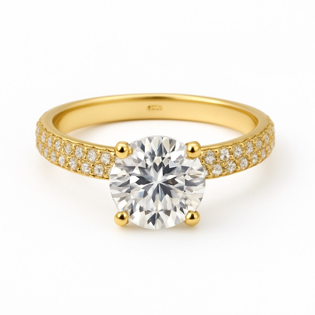 טבעת אירוסין קיי מזהב צהוב משובצת יהלום מעבדה מרכזי ויהלומי צד נוצצים בעיצוב יוקרתי