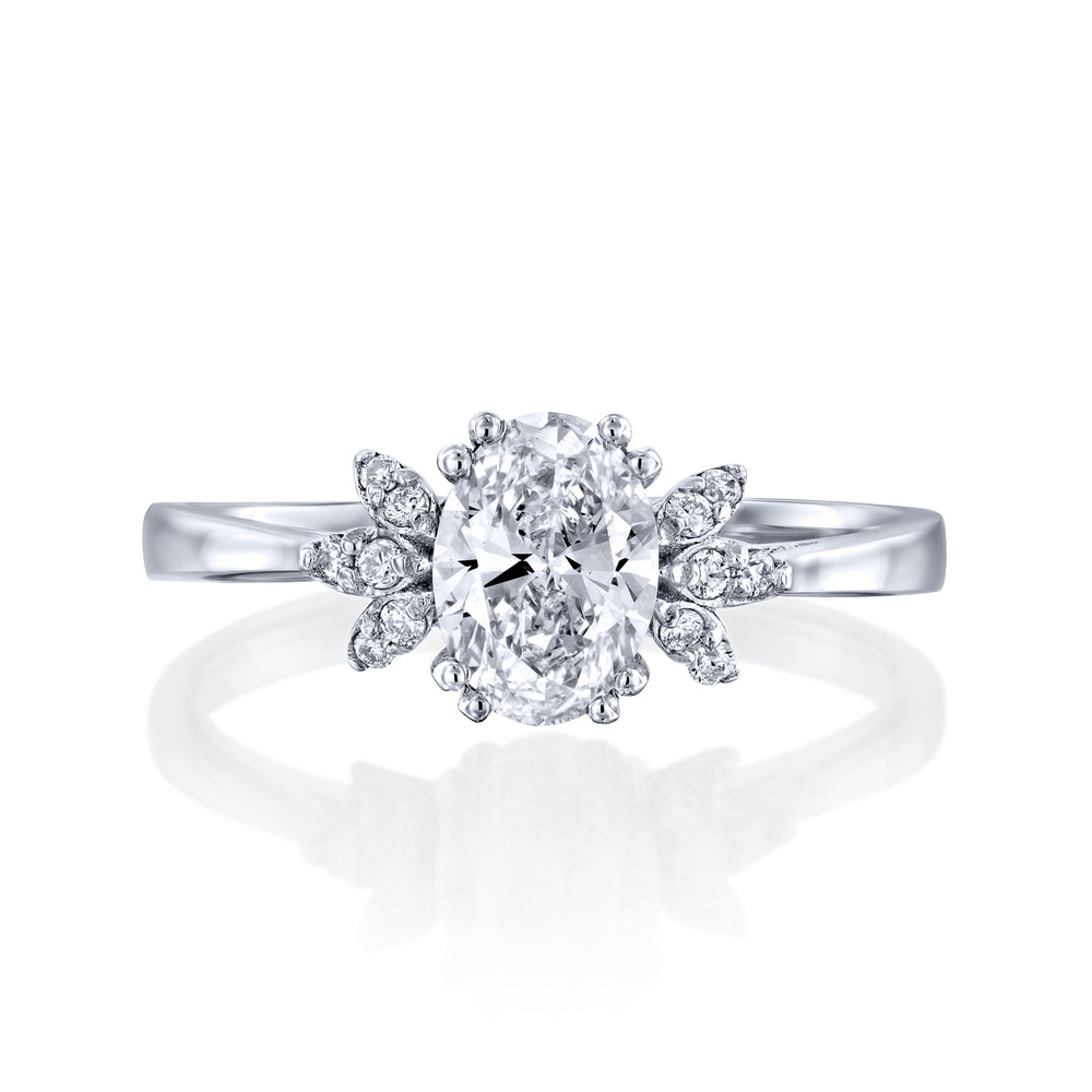 טבעת אירוסין מיוחדת מזהב לבן שרי המשובצת יהלום אובל בעיצוב מרשים