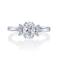 טבעת אירוסין מיוחדת מזהב לבן שרי המשובצת יהלום אובל בעיצוב מרשים