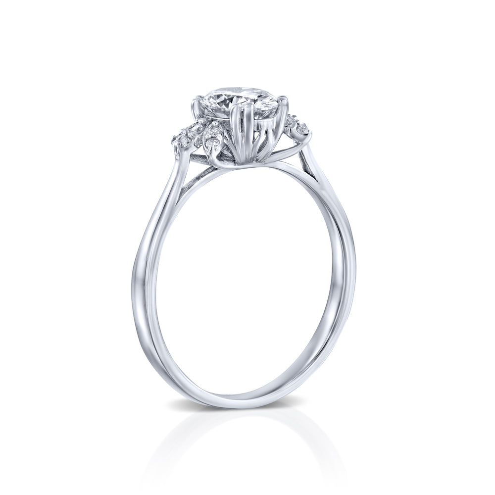 טבעת אירוסין מיוחדת מזהב לבן שרי המשובצת יהלום אובל בעיצוב מרשים