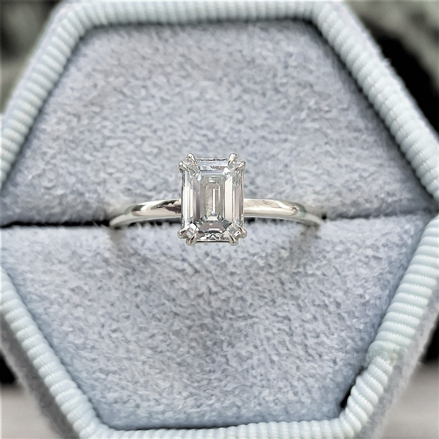 טבעת אירוסין "סוליטר אמרלד" זהב לבן