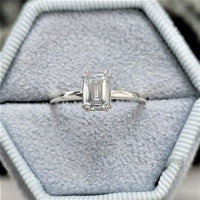 טבעת אירוסין "סוליטר אמרלד" זהב לבן