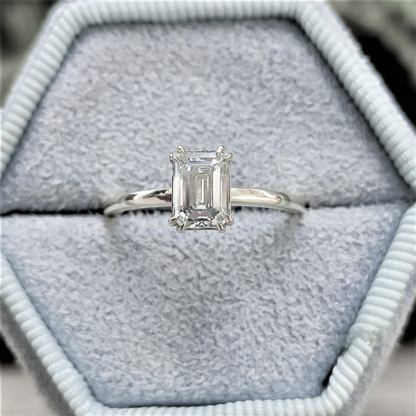 טבעת אירוסין "סוליטר אמרלד" זהב לבן