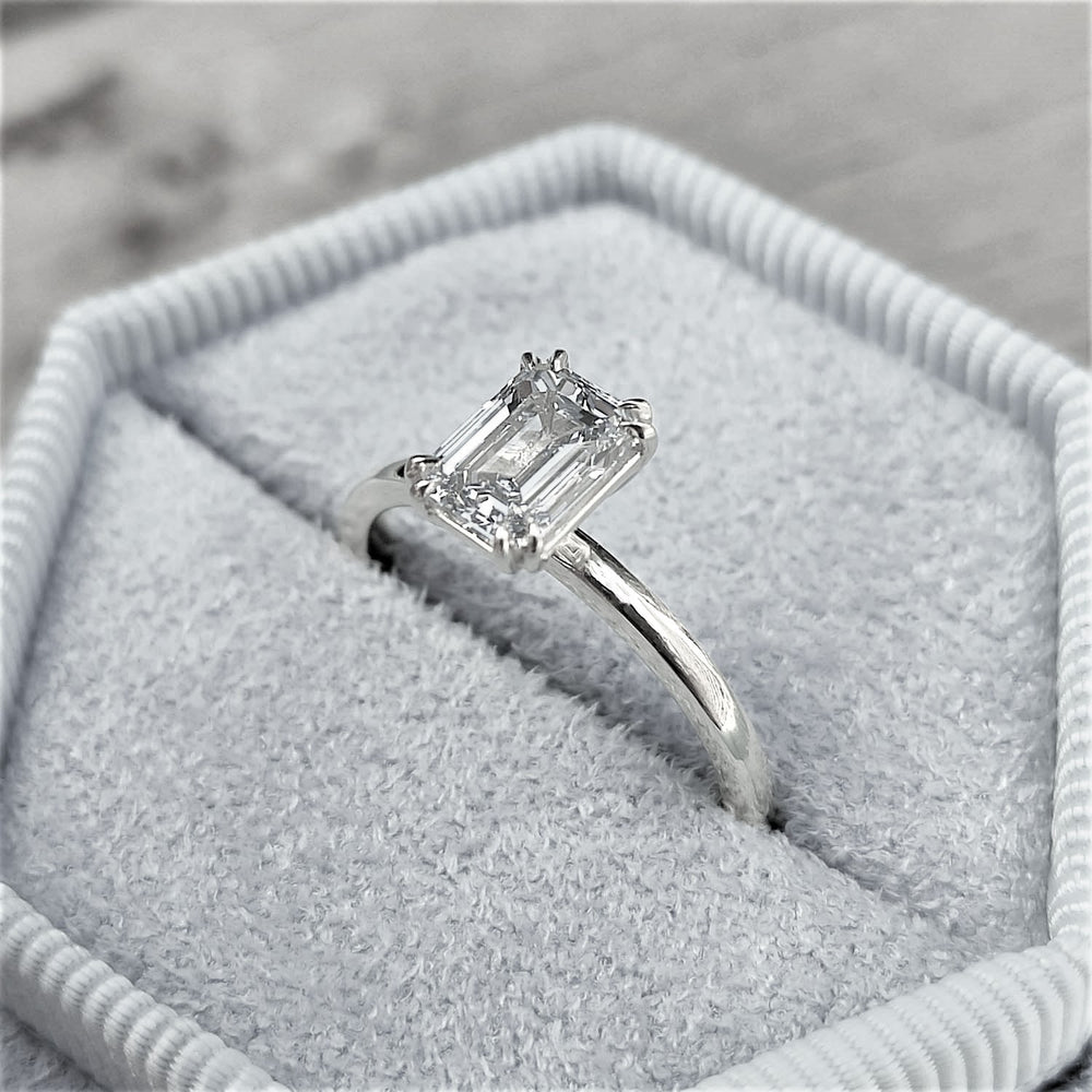 טבעת אירוסין "סוליטר אמרלד" זהב לבן