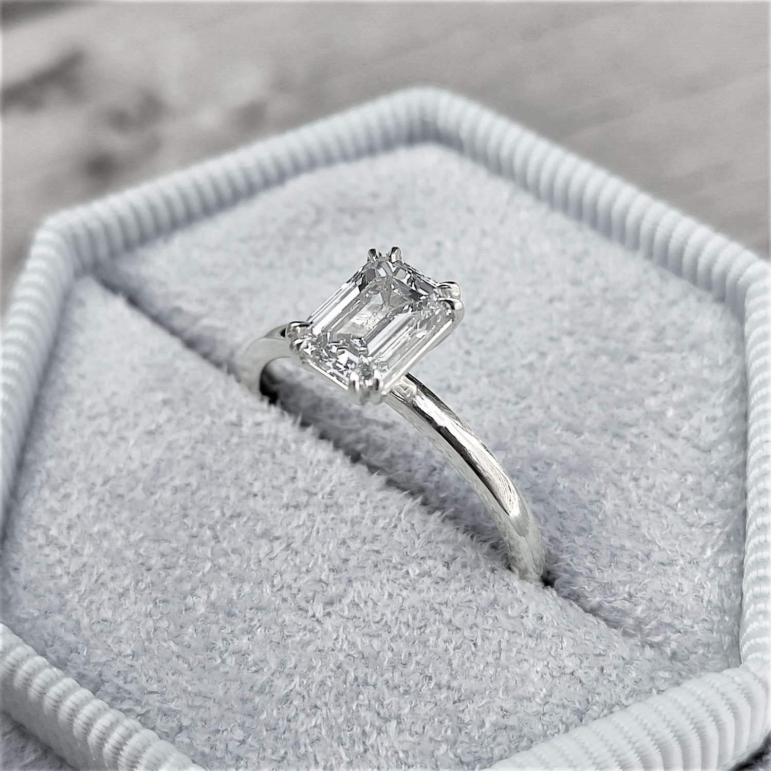 טבעת אירוסין "סוליטר אמרלד" זהב לבן