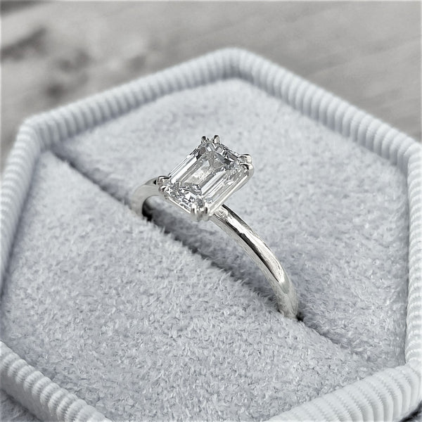 טבעת אירוסין "סוליטר אמרלד" זהב לבן