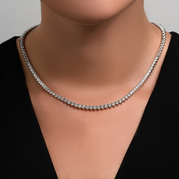 קולייר יהלומים 9 קראט חצי שיבוץ בזהב לבן בעיצוב יוקרתי