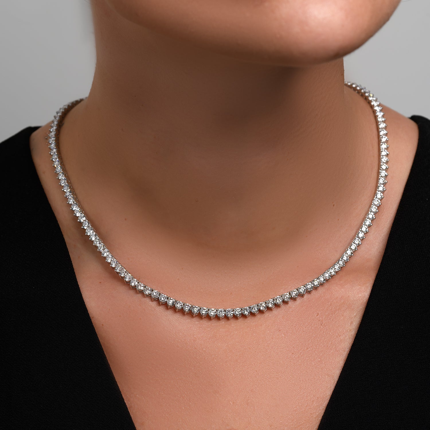 קולייר יהלומים 15 קראט שיבוץ מלא בזהב לבן בעיצוב מפואר