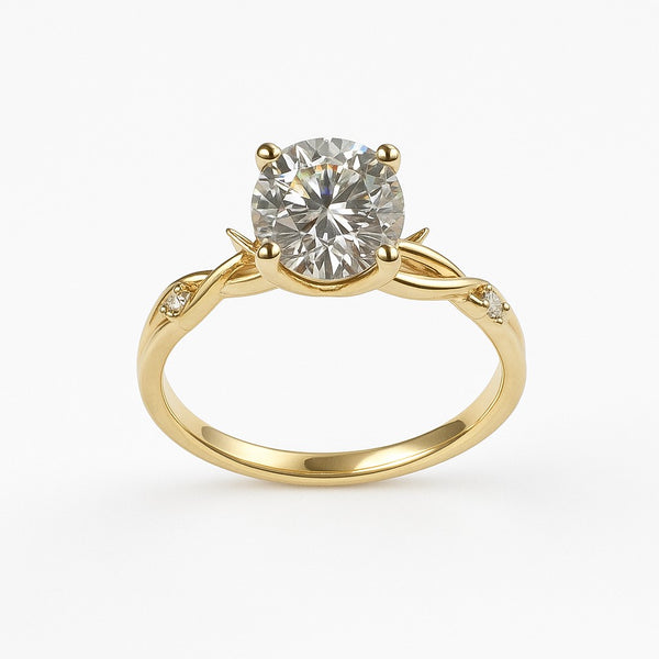 טבעת זהב צהוב 14K עם יהלום עגול וסגנון קוצים  מראה קלאסי עם טוויסט מודרני