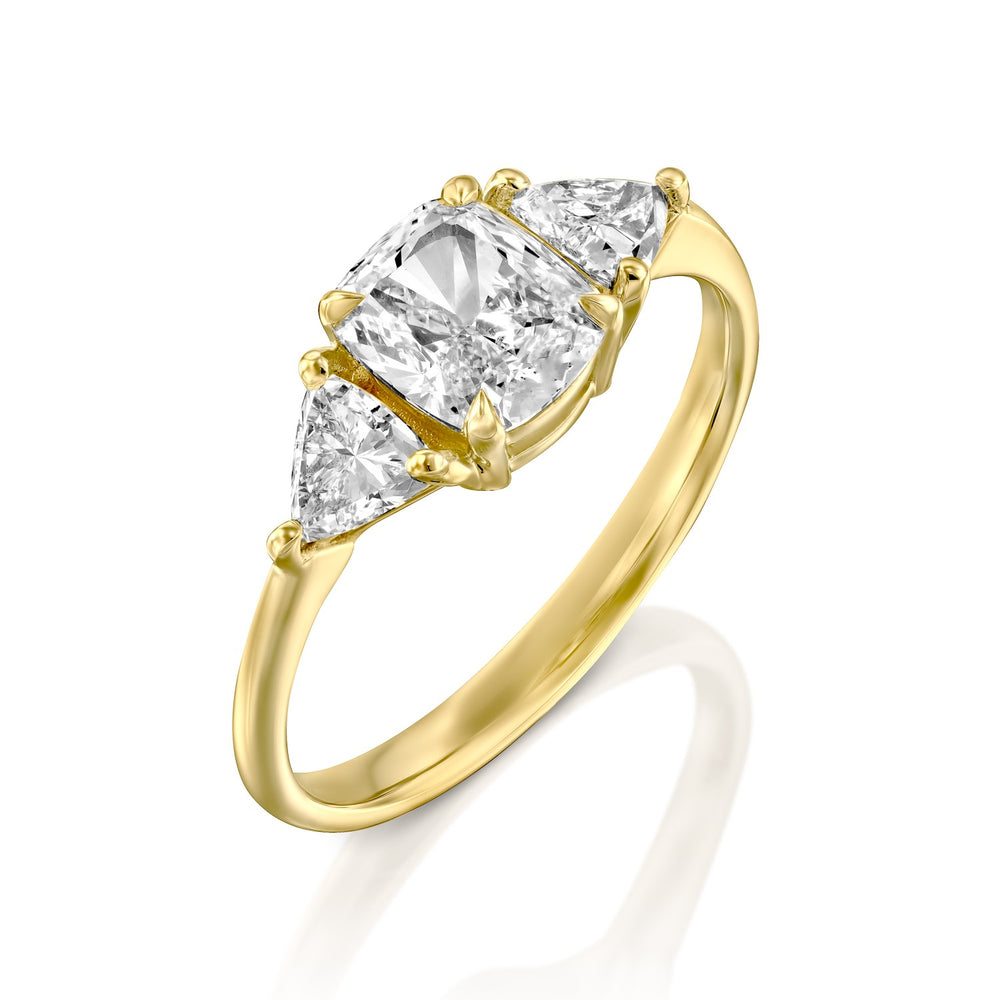 טבעת זהב צהוב עם יהלום קושיין ומשולשים בעיצוב אלגנטי