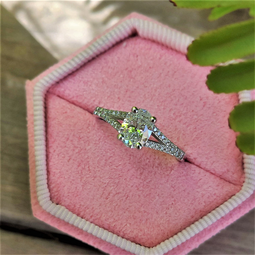 טבעת יהלום אובל "אמיליה" זהב לבן