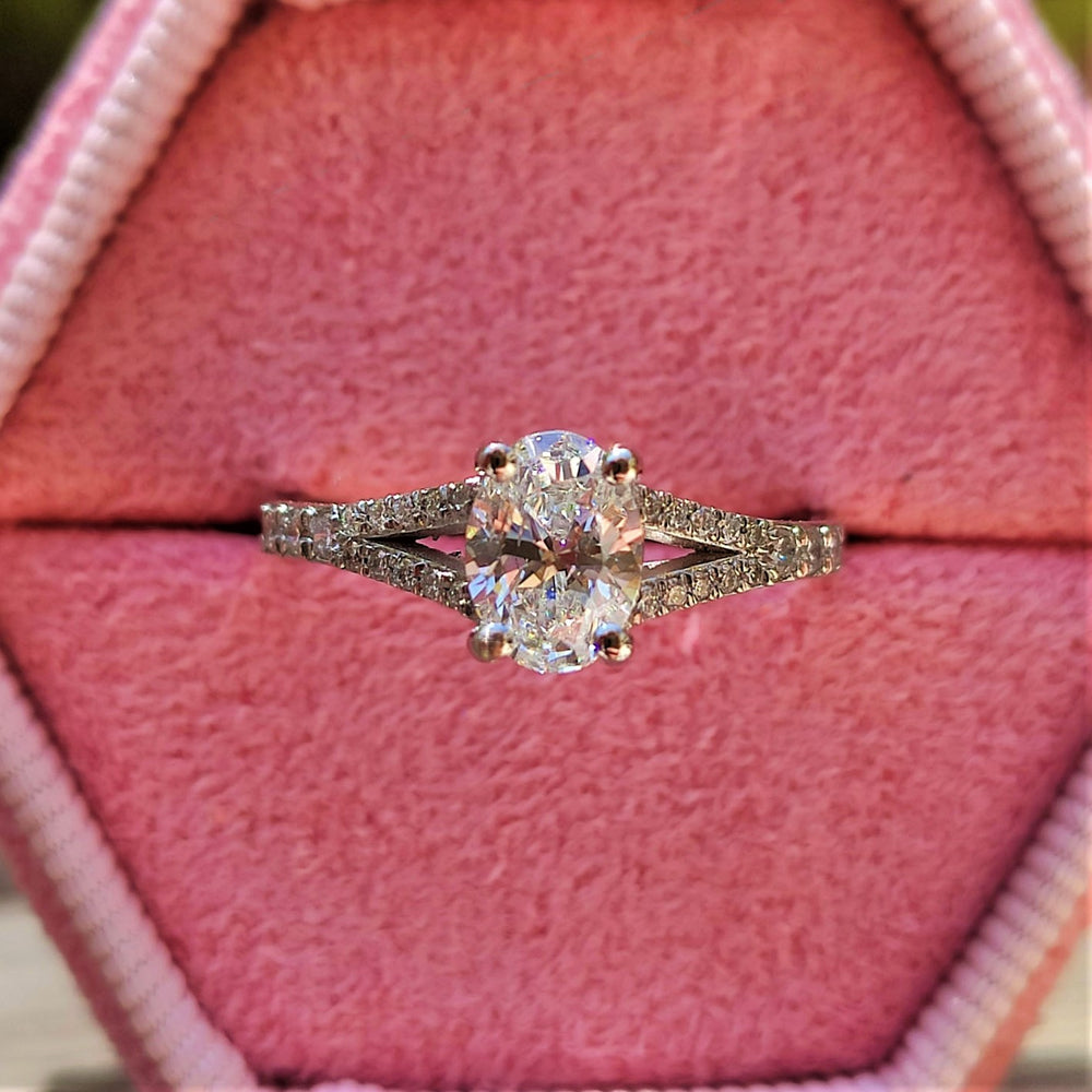 טבעת יהלום אובל "אמיליה" זהב לבן