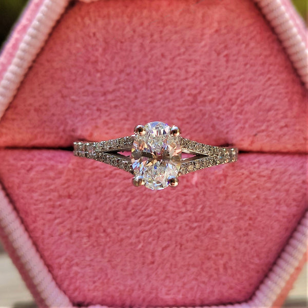 טבעת יהלום אובל "אמיליה" זהב לבן