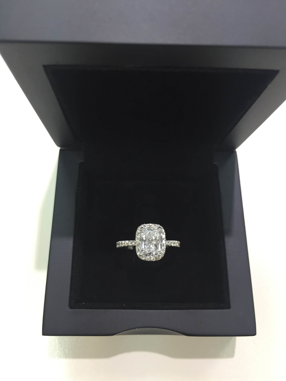 טבעת קושיין מזהב לבן עם יהלום מעבדה יוקרה וניצוץ מושלם