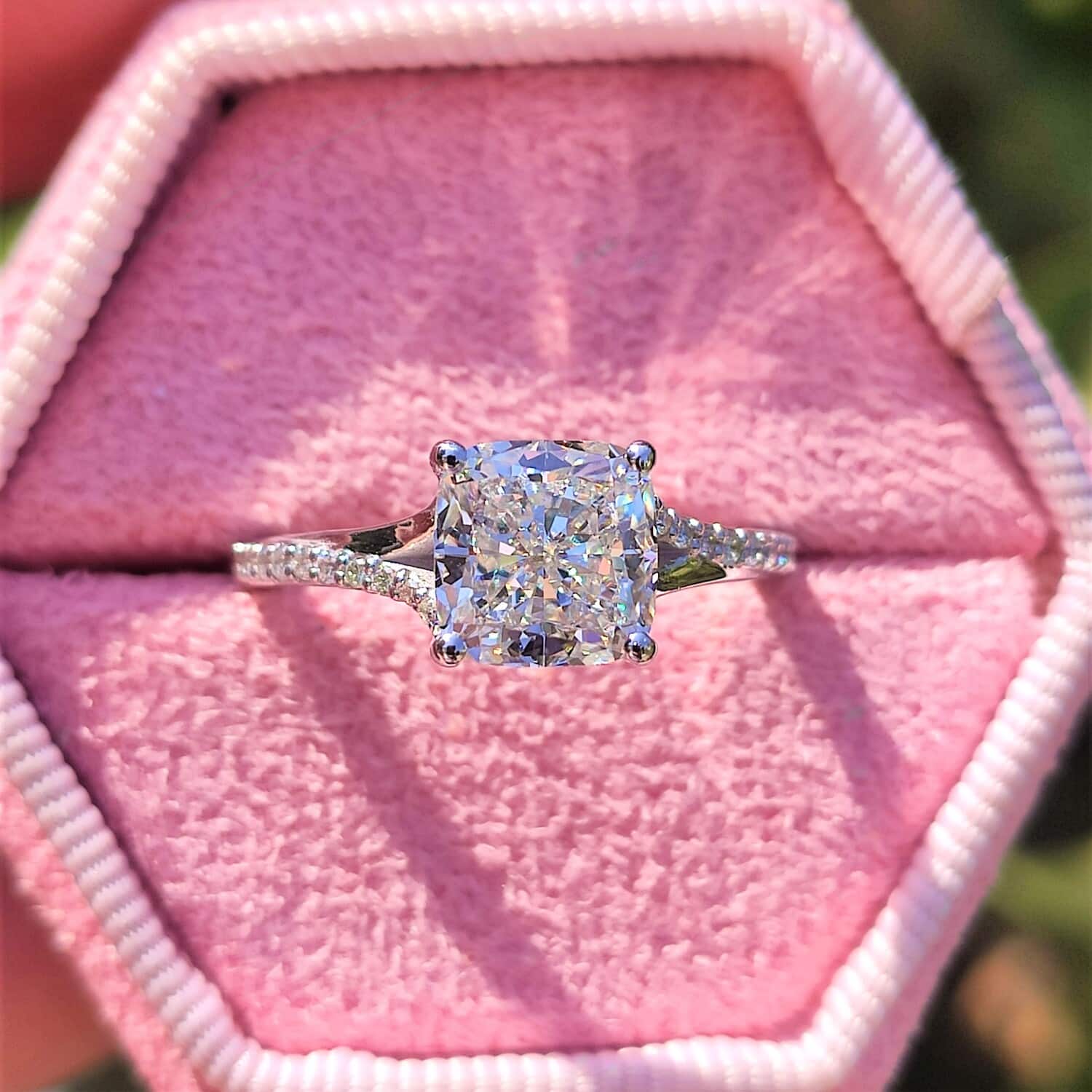 טבעת יהלומים ג'סיקה זהב לבן בשיבוץ cushion