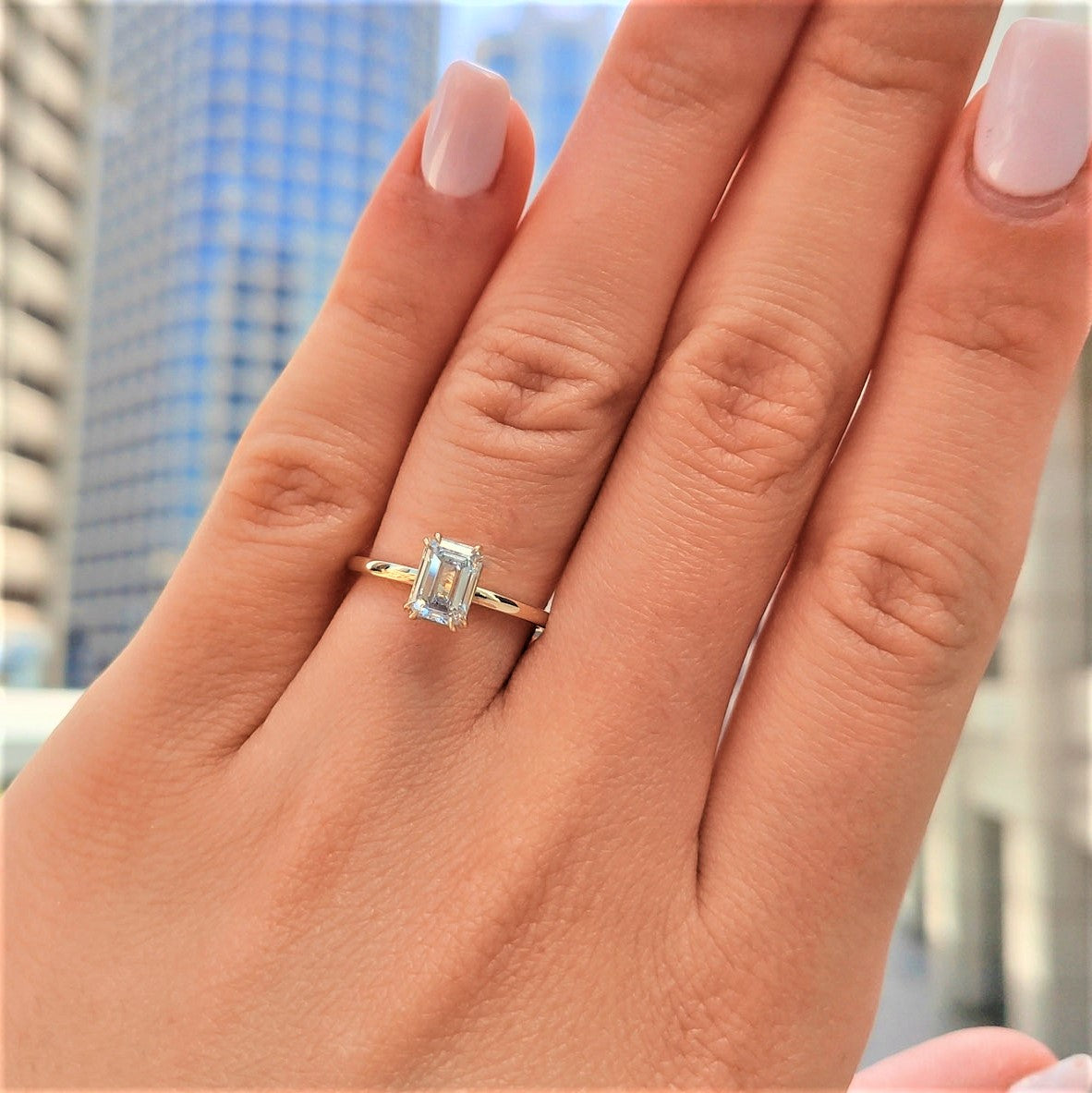 טבעת אירוסין "סוליטר אמרלד" זהב צהוב